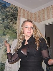 Long mom shows butt