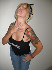 Photo 1, tattooed showing cam