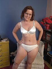 Hairy milf couch dildoing
