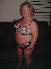 Photo 1, curvy milf exposing jugs