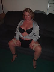 Photo 1, curvy milf exposing jugs