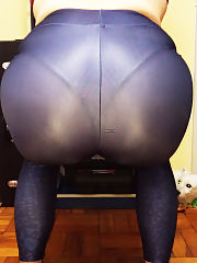 Photo 1, curvy yoga pants show